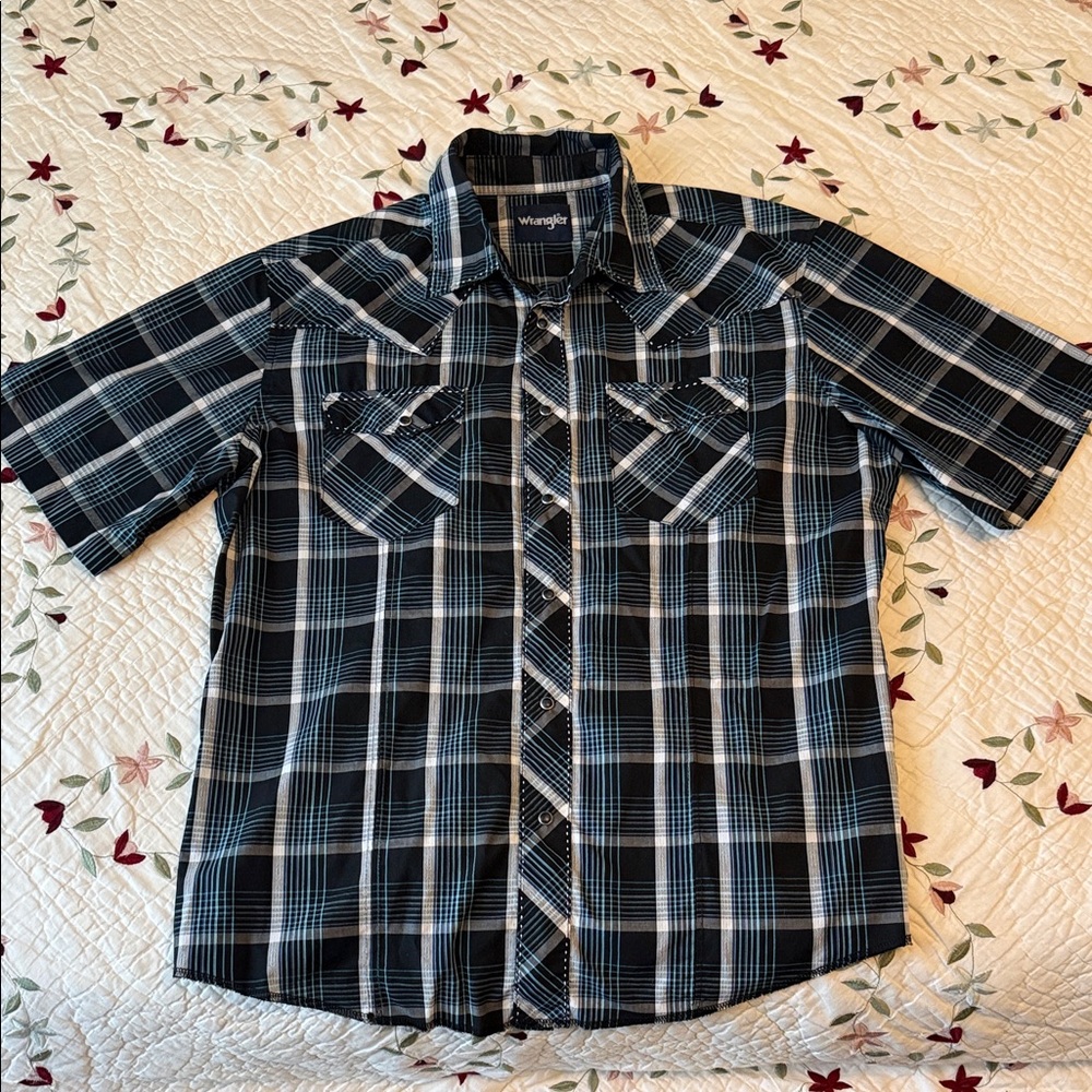 Wrangler Men's Blue and White Plaid Button Down Shirt